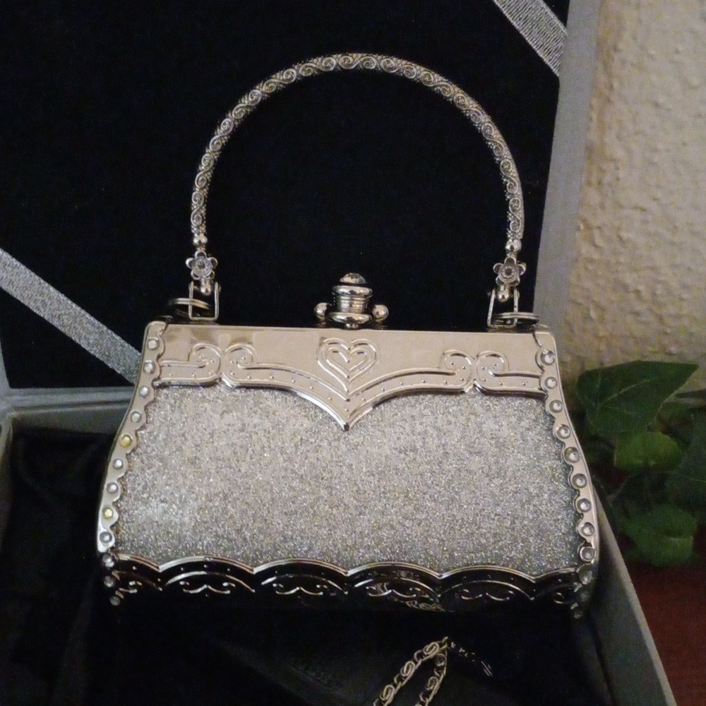Manhattan Silver Sparkle handbag 24" chain - Picture 6 of 6